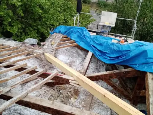 Dépose d'une ancienne couverture et mise à nu de la charpente avant rénovation